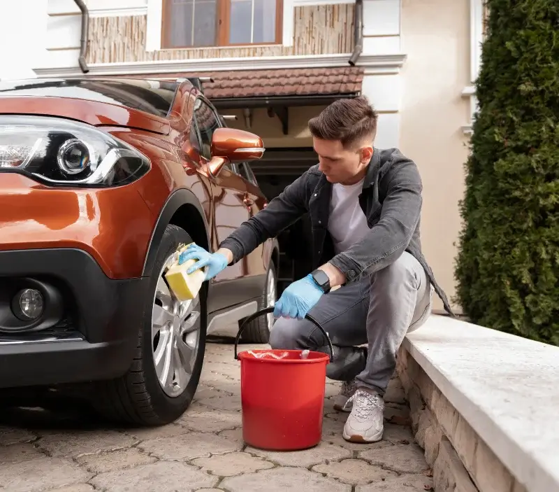Lavage auto à domicile Sainte-Marie-la-Blanche : professionnel intervenant sur un véhicule